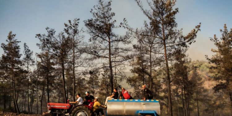 Incendi in Turchia, centinaia evacuati sulle coste turistiche