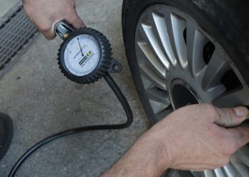 Pressione pneumatici, il valore corretto cambia con l’uso