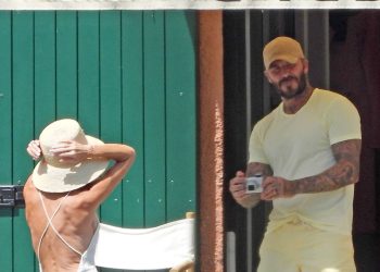 I Beckham a Portofino, David fotografa Victoria