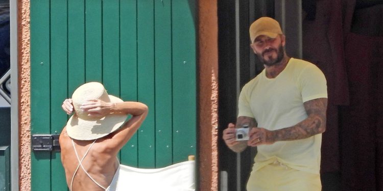 I Beckham a Portofino, David fotografa Victoria