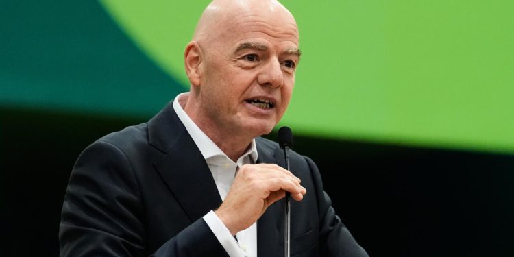 FIFA, rimosso Kevin Lamour dopo le critiche a Infantino