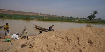 Nigeria, barca si capovolge: almeno 50 morti